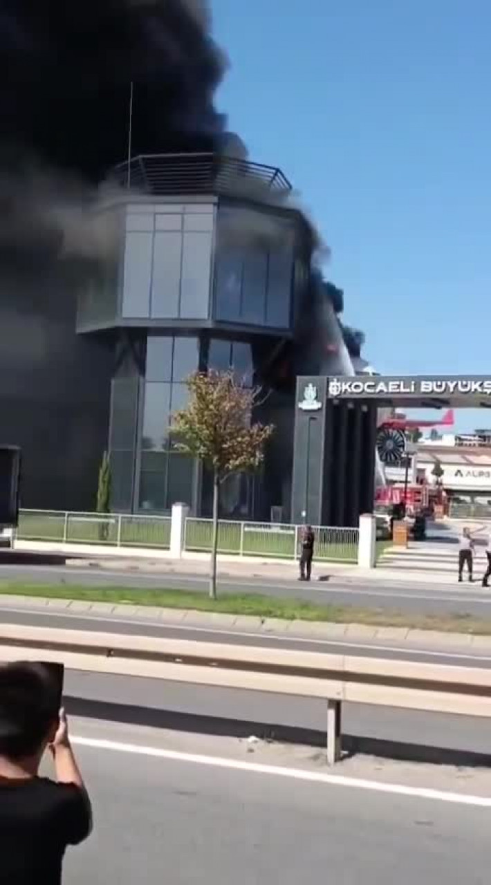 UçakPark'ta yangın paniği! Bilim merkezindeki uçak alevlere teslim oldu