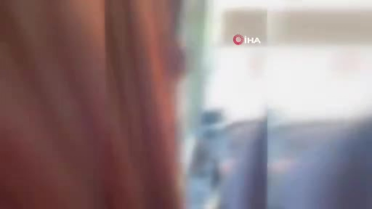 Sağlıkçıları taşıyan otobüsün önünü kesip camları yumrukladılar