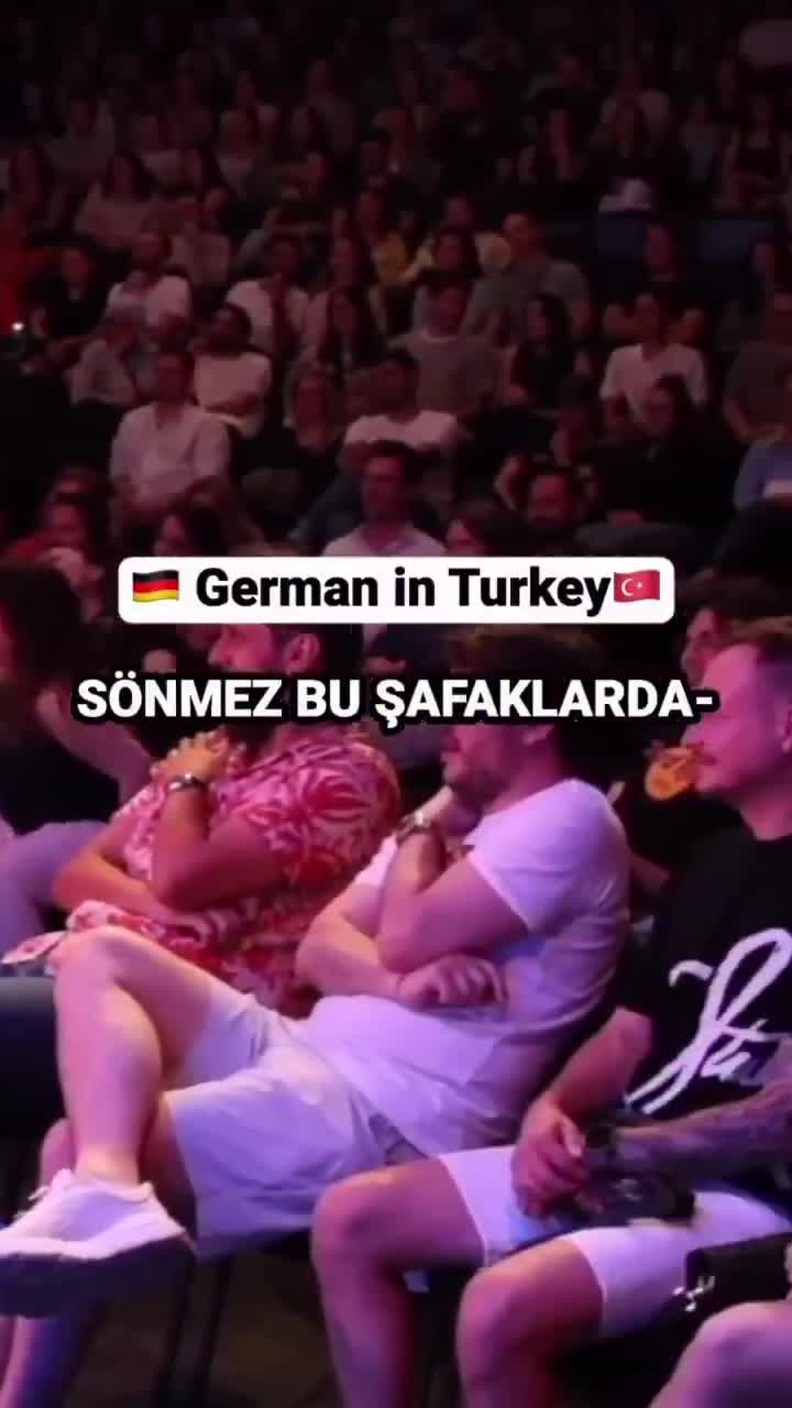 Alman komedyen neye uğradığını şaşırdı: Türk seyircilerin milli marş cevabı olay oldu!