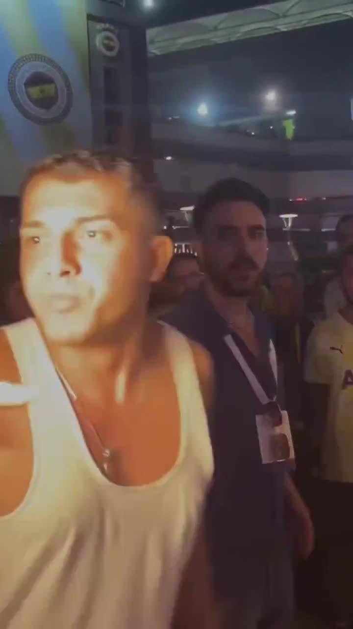 Fenerbahçe-Beşiktaş maçının ardından skandal görüntüler: Kadın muhabire saldırdı!