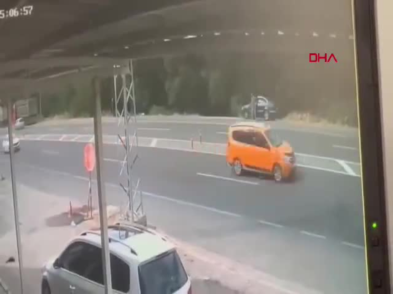 Aracından indi, birkaç saniye sonra canından oldu!