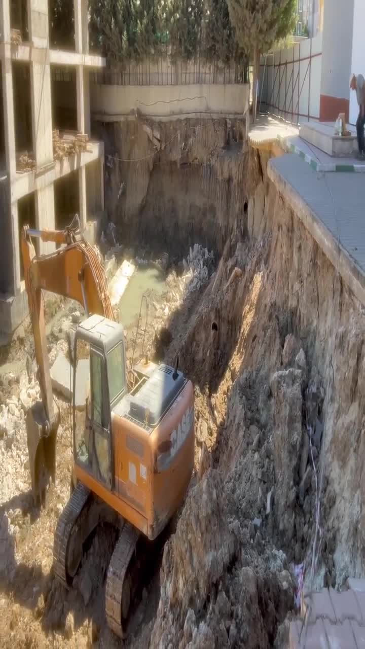 Bursa'da korkutan olay! Okul bahçesinin istinat duvarı çöktü