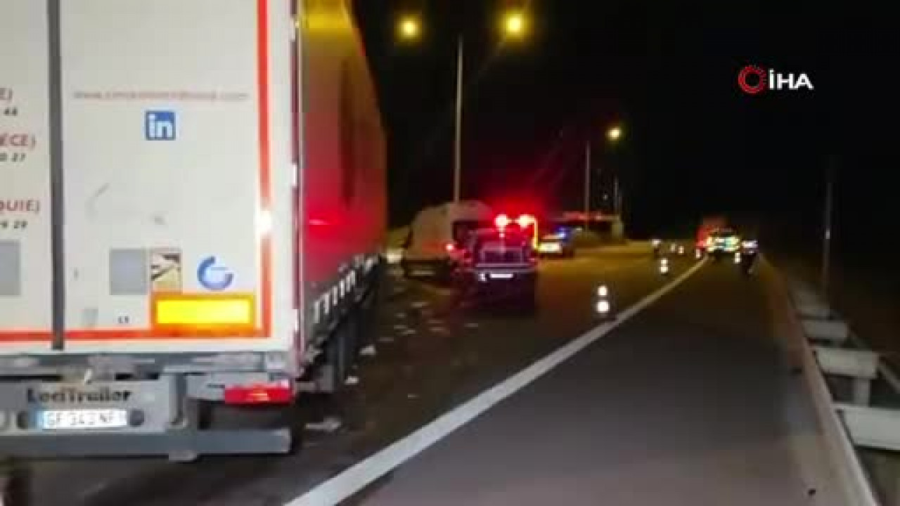 Bursa'da can pazarı! Tır ile otomobil çarpıştı, otoyol kilitlendi