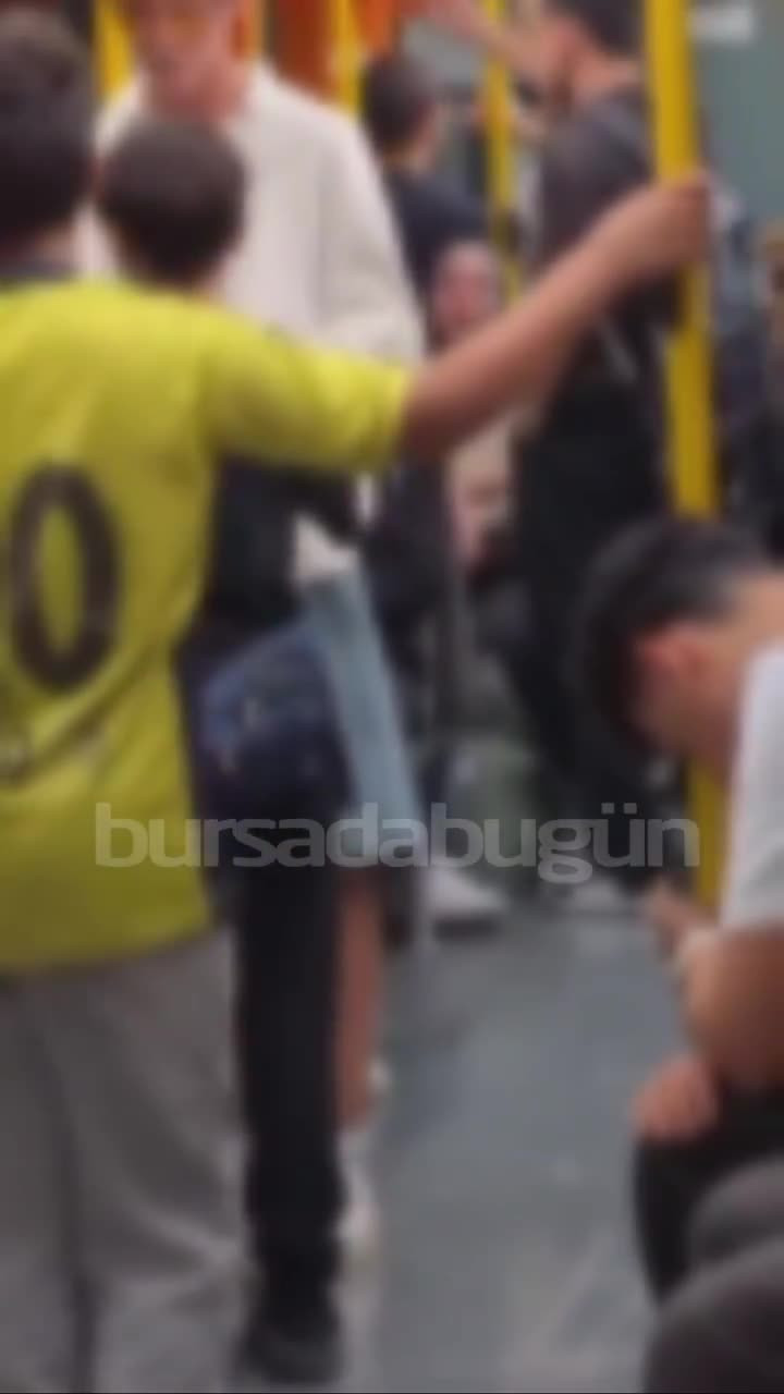 Bursa metrosunda huzur kaçıran görüntü! Vagon vagon dolaşıyorlar