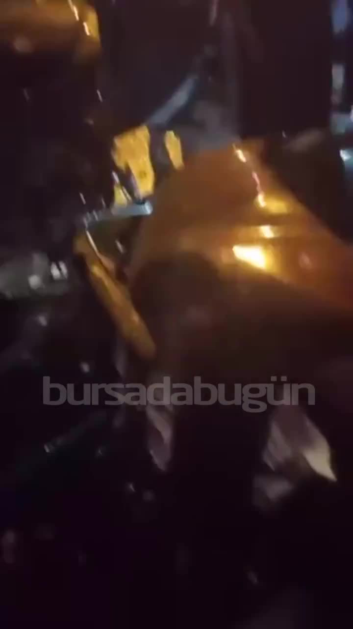 Bursa'da feci kaza! İki araç çarpıştı, yaralılar hastaneye kaldırıldı...