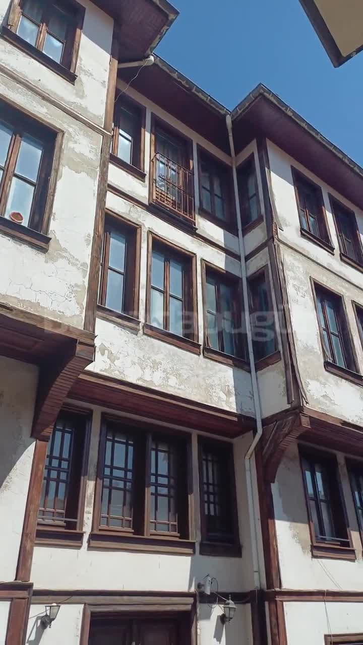 Tarihi Bursa evinin duvarlarını yazı tahtasına çevirdiler!