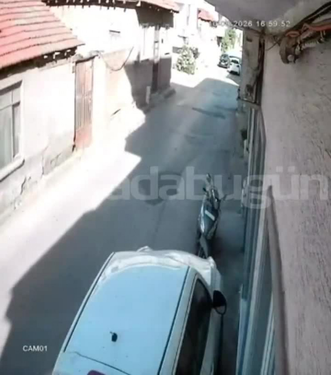 Bursa'da feci kaza kamerada! Motosikletli metrelerce savruldu...