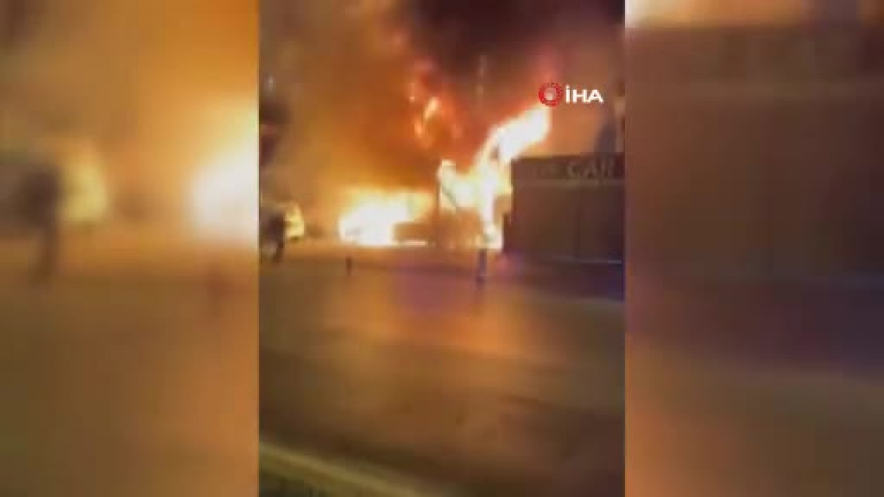 Oto galeride yangın: 4 araç ve apartman hasar gördü