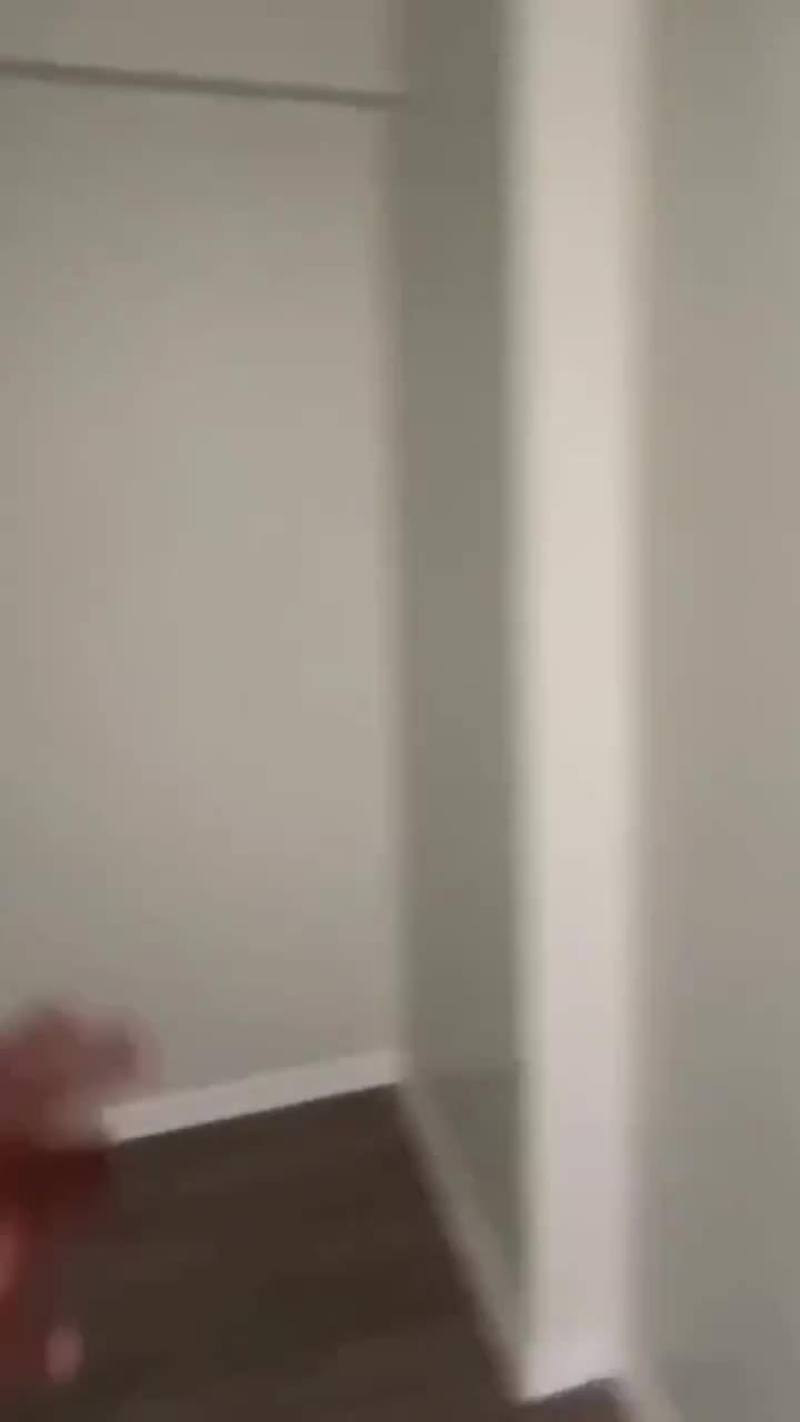 Daireyi gezerken banyoya girdi, çıktığı yere inanamadı!
