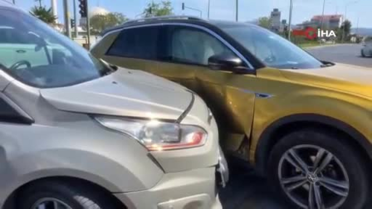 Bursa'da kavşakta iki otomobil çarpıştı: 1 yaralı