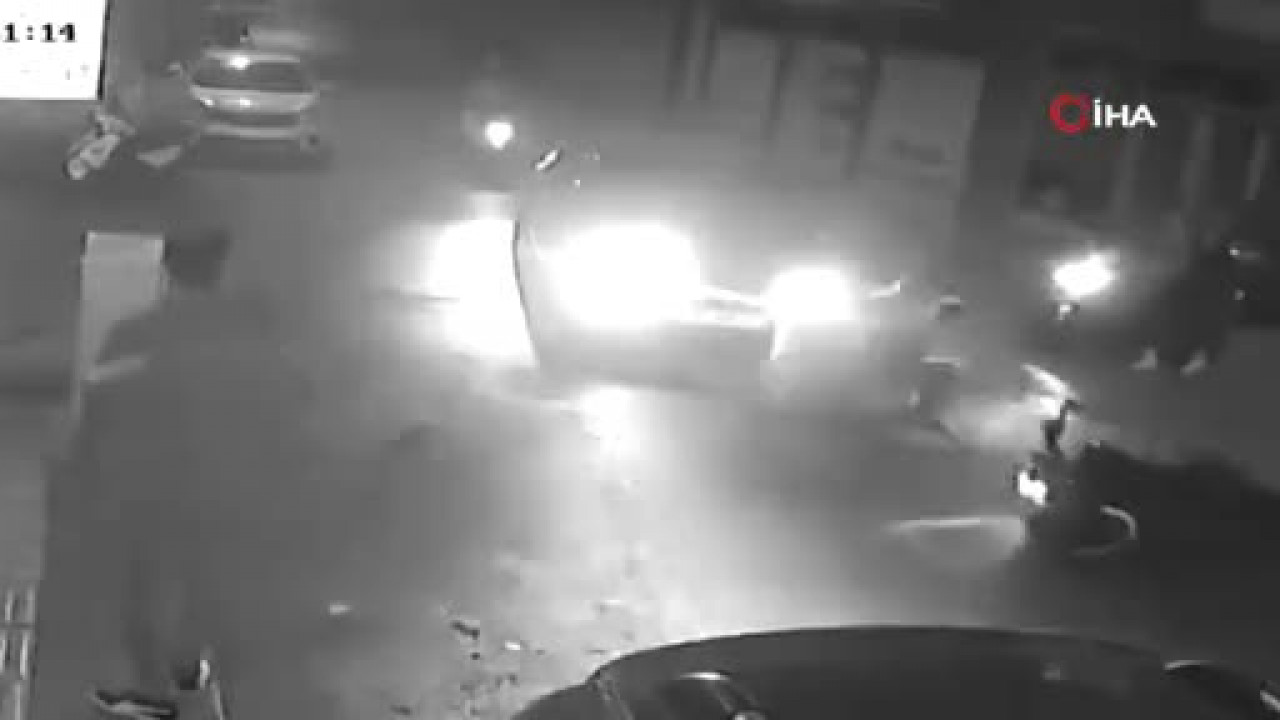 Bursa'da saniyeler içinde oldu! 2 kişi yola savruldu