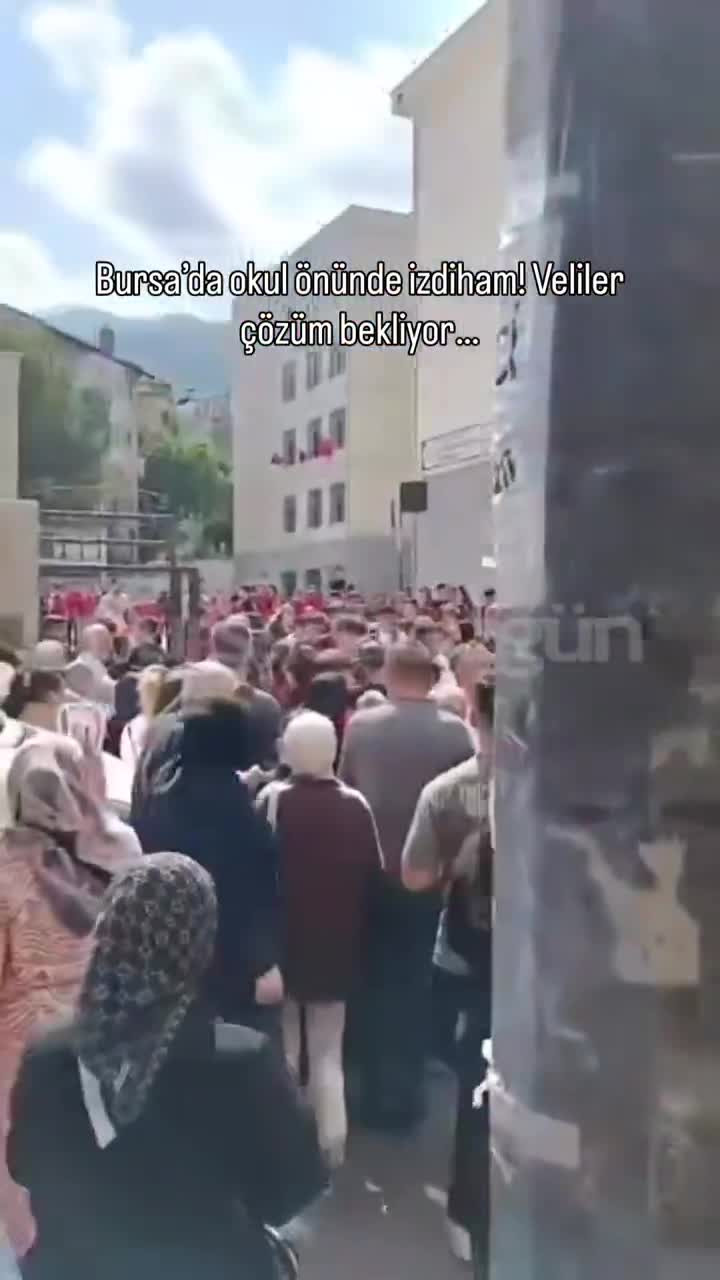 Bursa'da okul kapısında izdiham! Veliler çözüm bekliyor...
