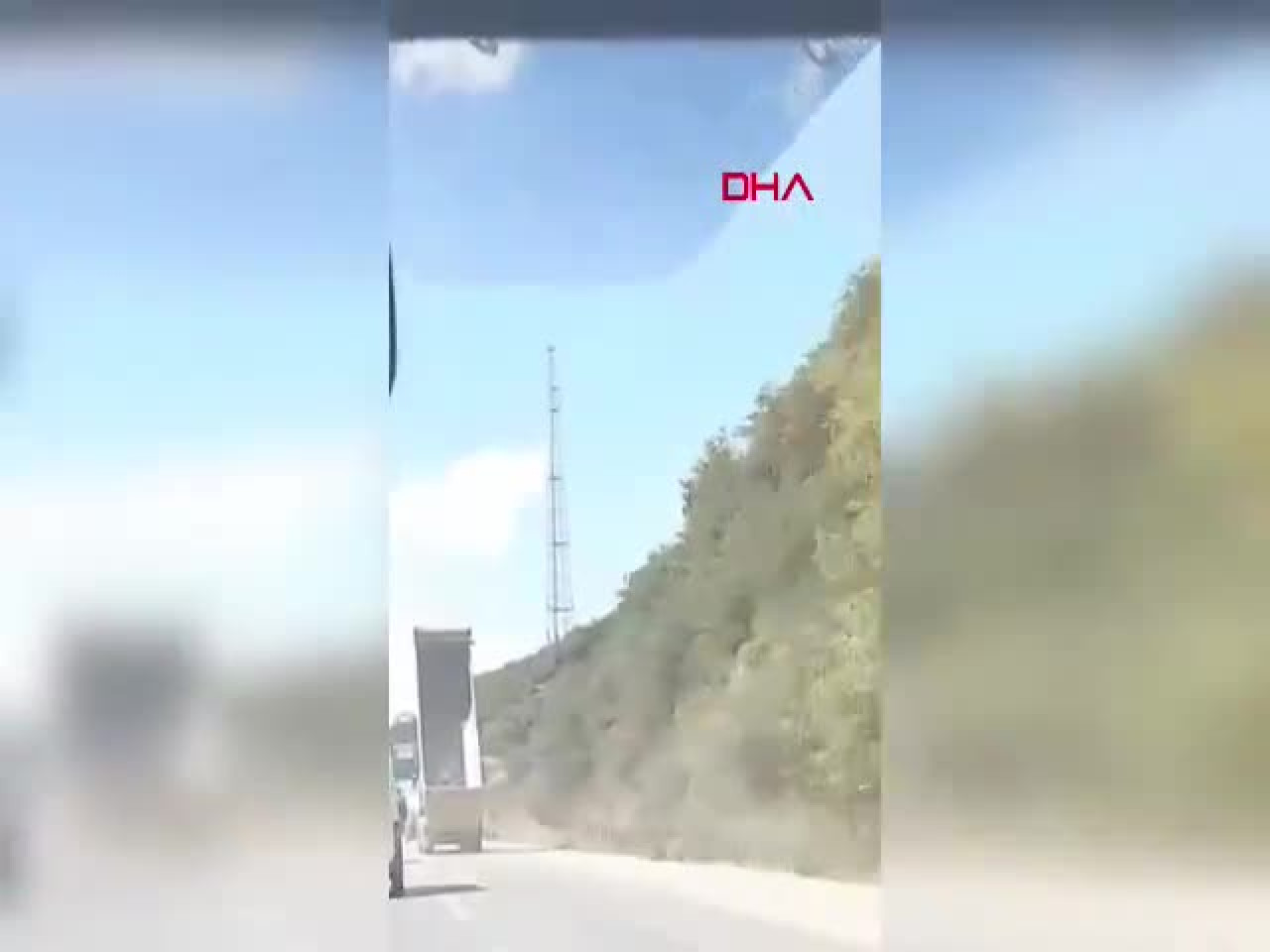 Otoyolda faciadan dönüldü! Dorse önce tabelaya, ardından üst geçide çarptı