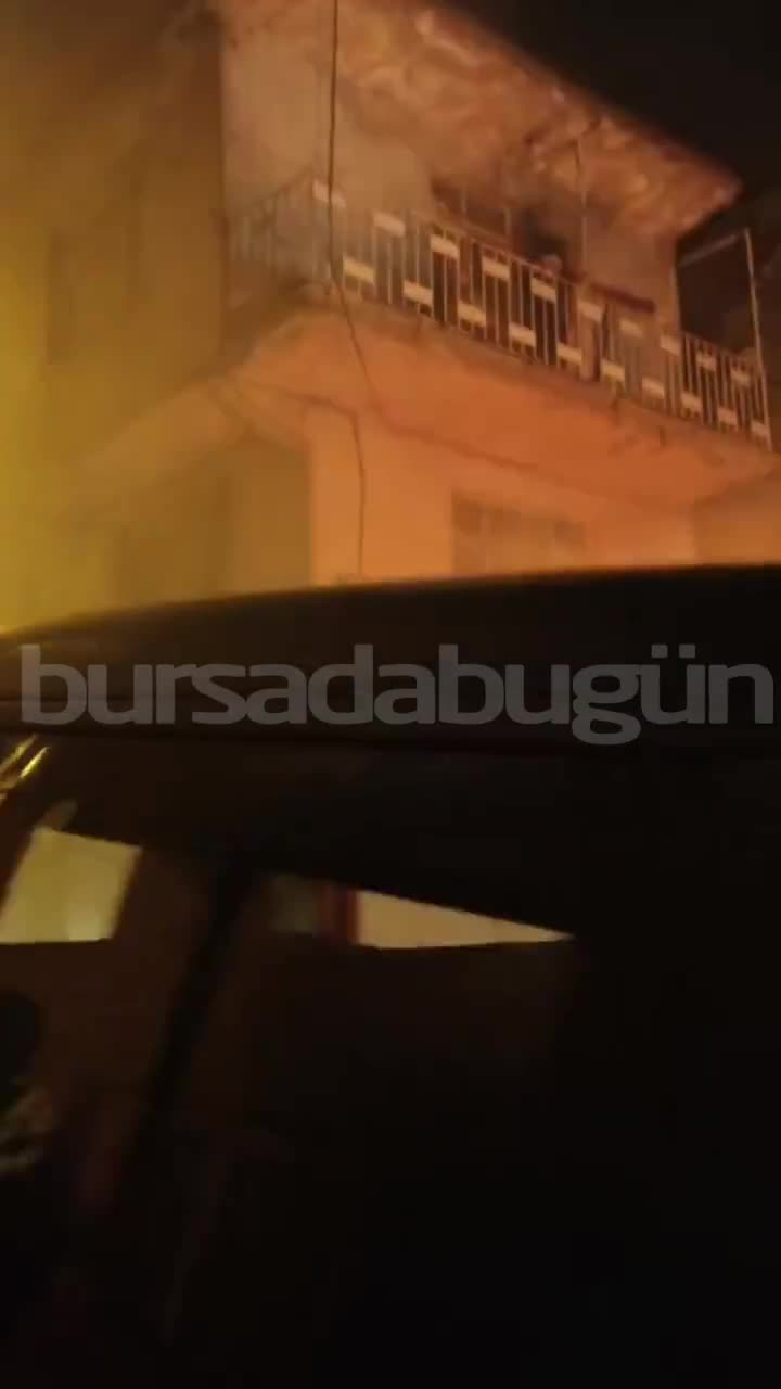 Bursa'da hurda toplama aracı alev aldı! İtfaiye şoförü yangına müdahale etti