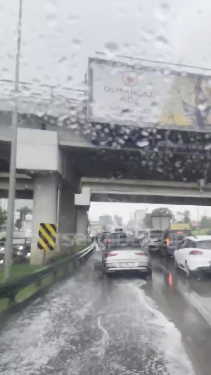 Bursa güne yağmurla başladı, yollar kırmızıya döndü!