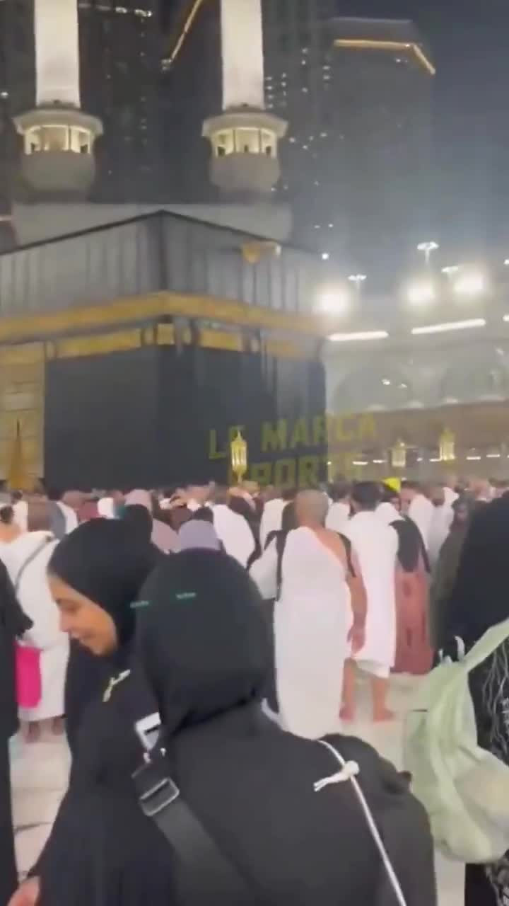 Galatasaraylı taraftar Kabe'de Fenerbahçe için öyle bir dilekte bulundu ki...