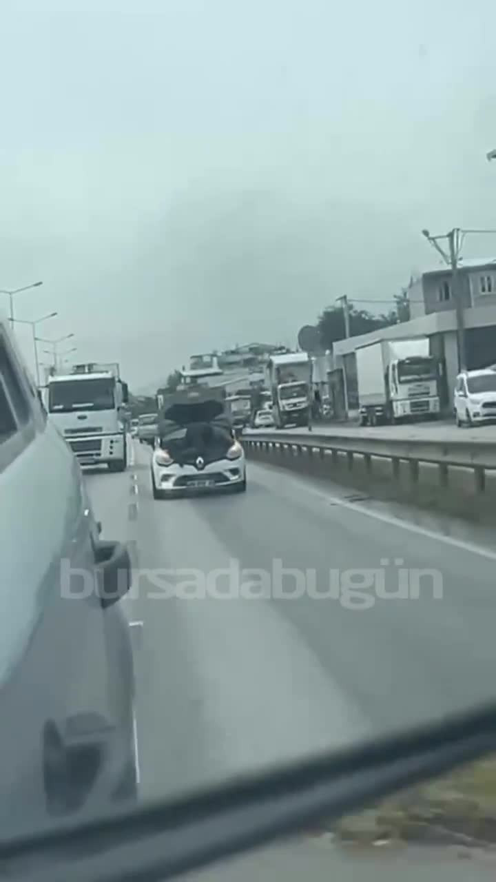 Bursa'da akıllara durgunluk veren görüntü! Seyir halinde tamir etti...