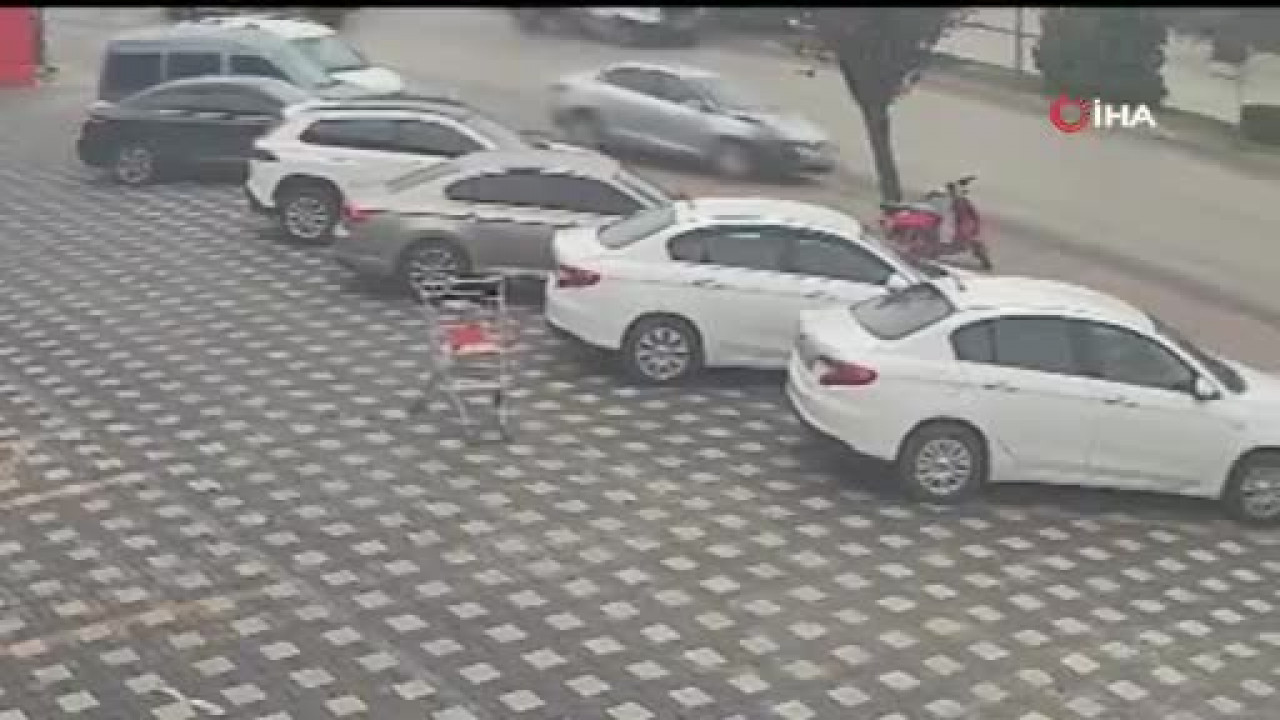 Bursa'da otomobilin 3 araca çarptığı kaza kamerada