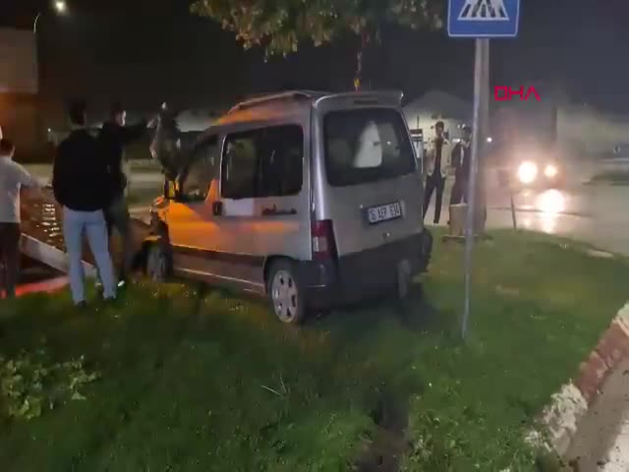 Bursa'da yağışlı havada kontrolden çıkan araç ağaca çarptı! Yaralılar var...