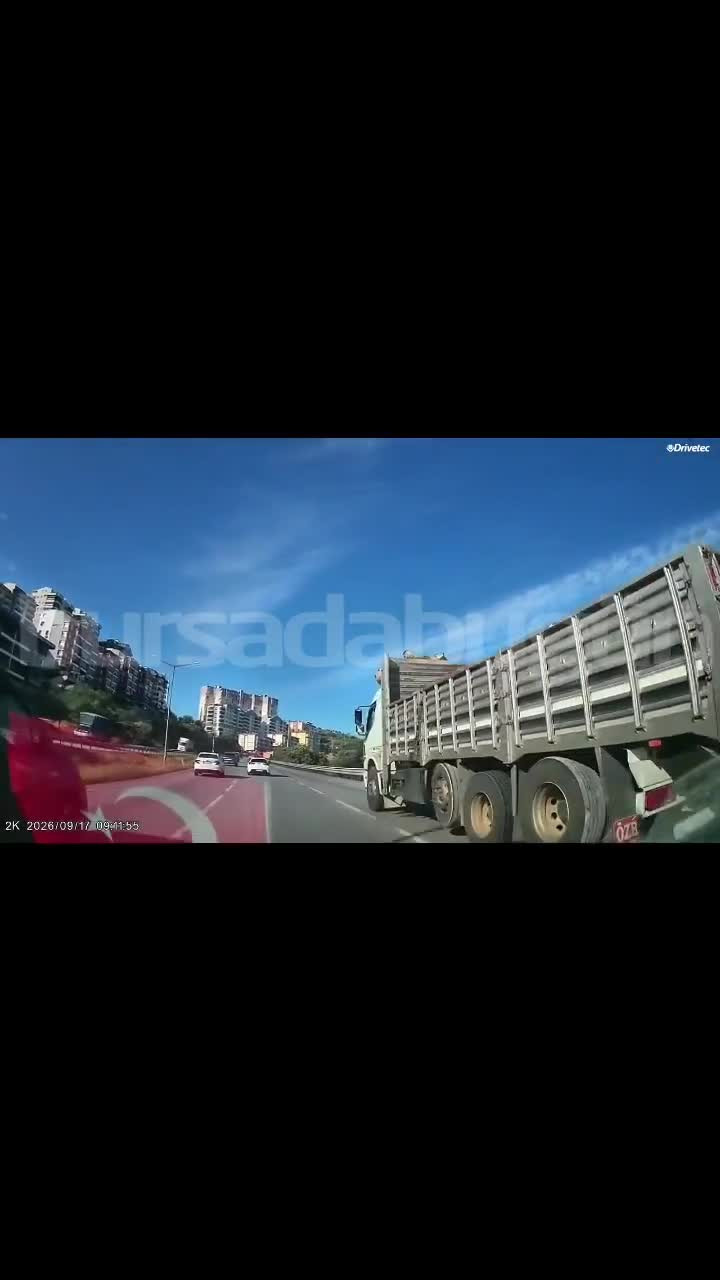 Bursa'da korku dolu anlar! Kamyondan kopan teker taksiye böyle çarptı