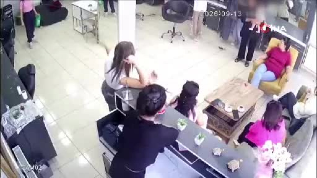 Kuaförde saç kesimi kavgası! Salon sahibi çocuğunun gözleri önünde darbedildi