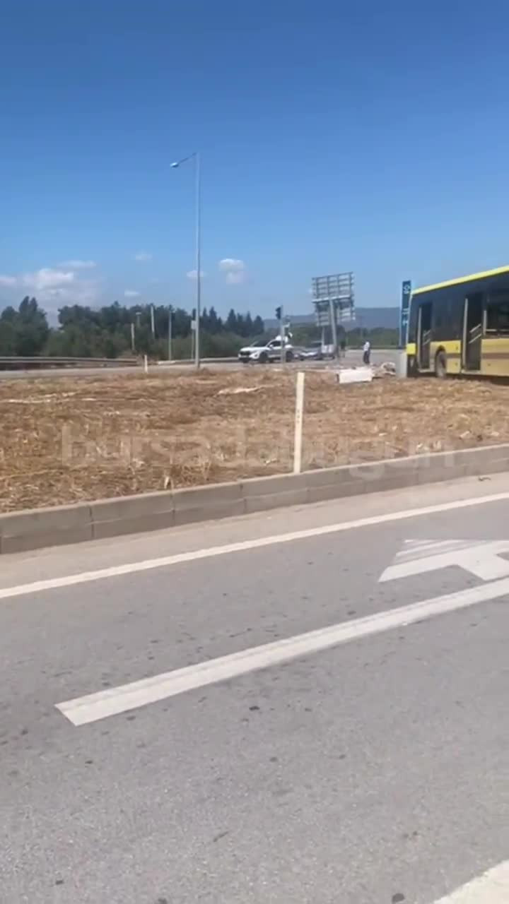 Bursa'da feci kaza! Otobüs direğe çarptı!