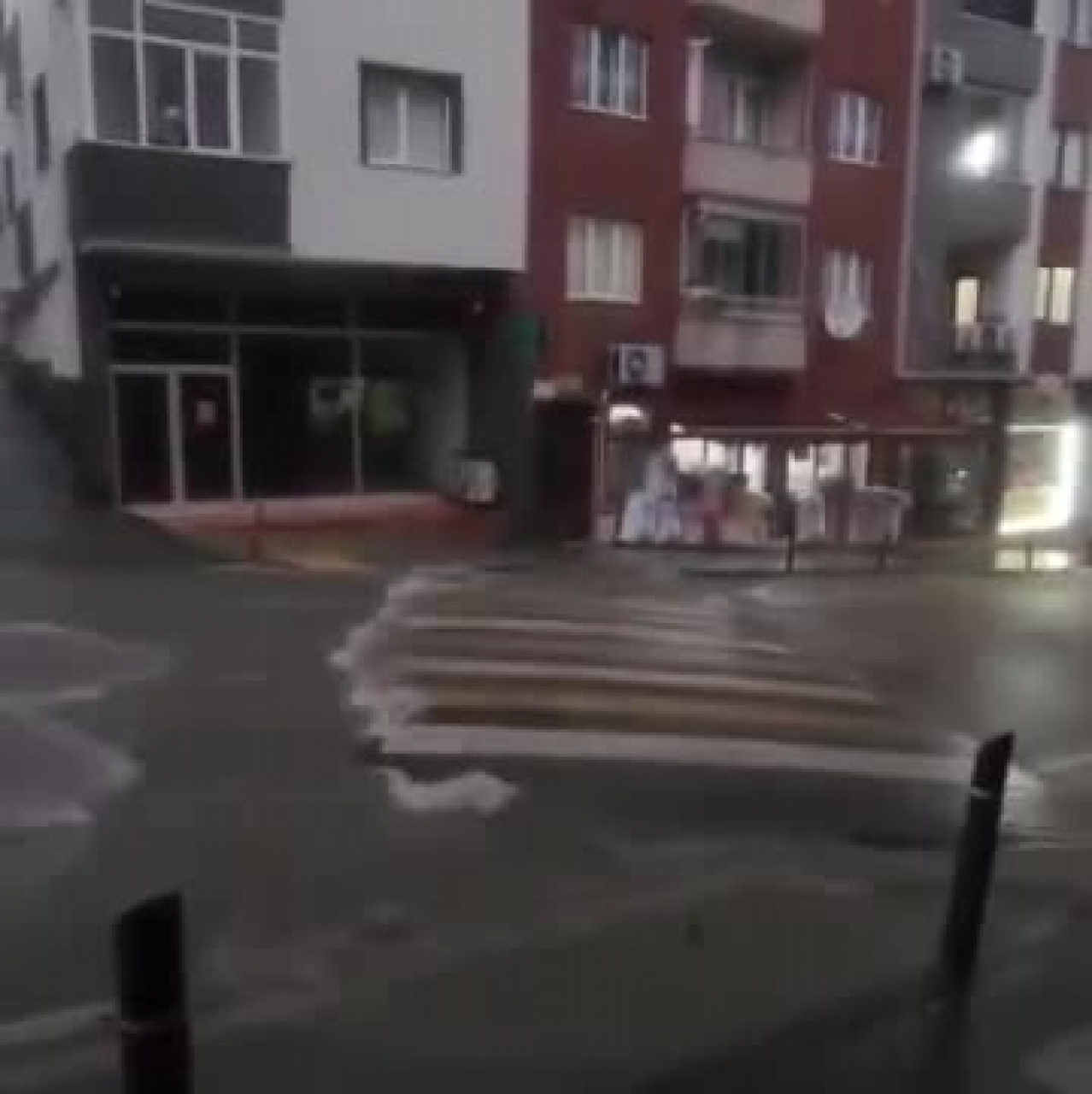 Trabzon'da şaşkına çeviren olay! Şiddetli yağmur kasisi yerinden söktü