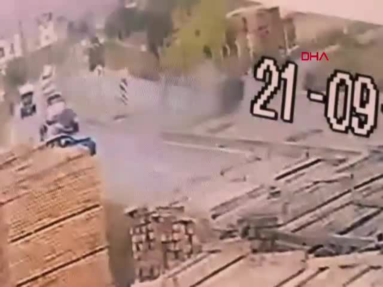 Bursa'da kazayı önlemek isterken kaza yaptı! Otomobil refüje çarpıp devrildi