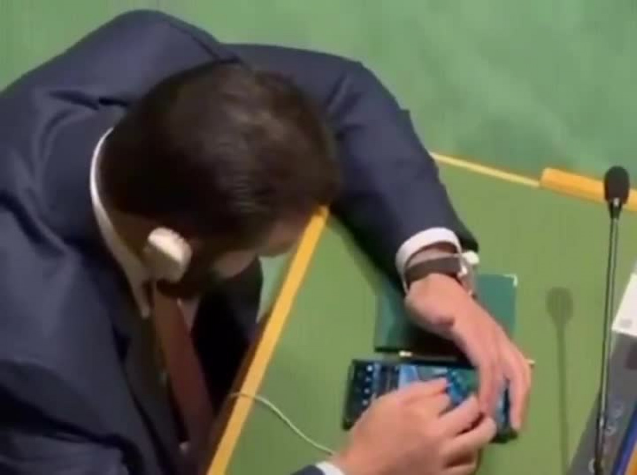 Cumhurbaşkanı Erdoğan konuşurken dikkat çeken hareket! Görüntüler gündem oldu...
