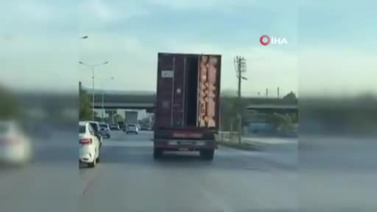 Bursa'da yürekleri ağza getiren anlar! Tırın dorsesi açık kaldı