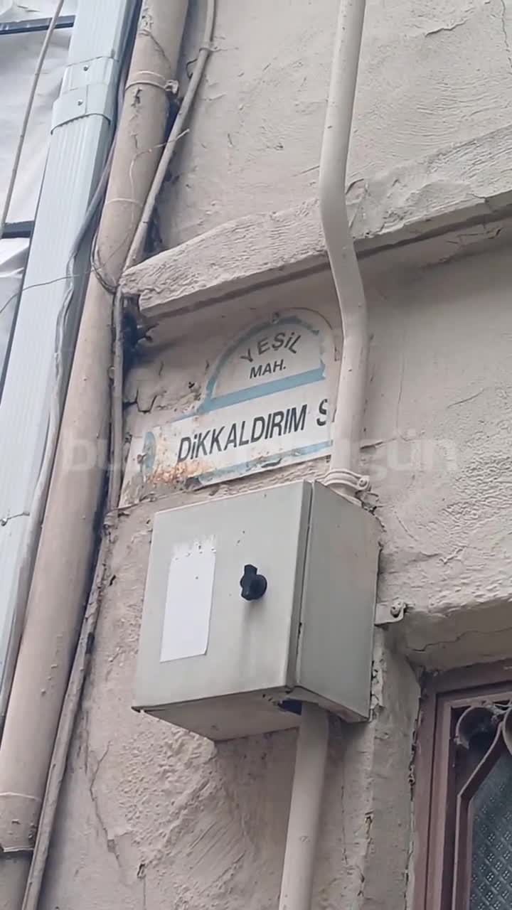 Bursa'da bir ilginç sokak! Eve girmek için çıkmak gerekiyor...