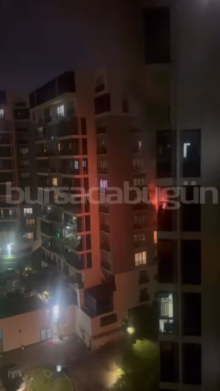 Bursa'da 10 katlı apartmanda büyük yangın! D...