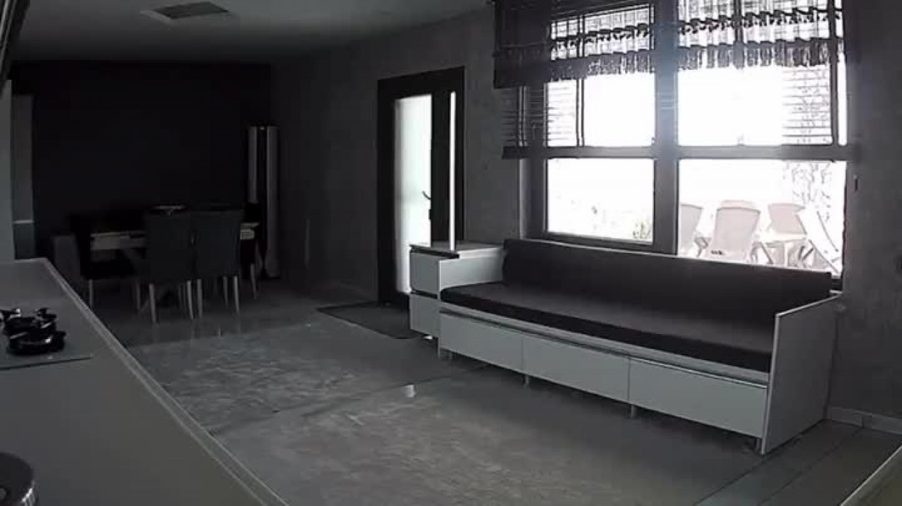 Bomba patlamış gibi! 10'a yakın ilimizi sallayan deprem anının ürküten görüntüsü