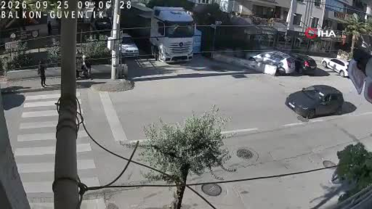 Bursa'da dönüş yaparken sokakta her şeyi devirdi!