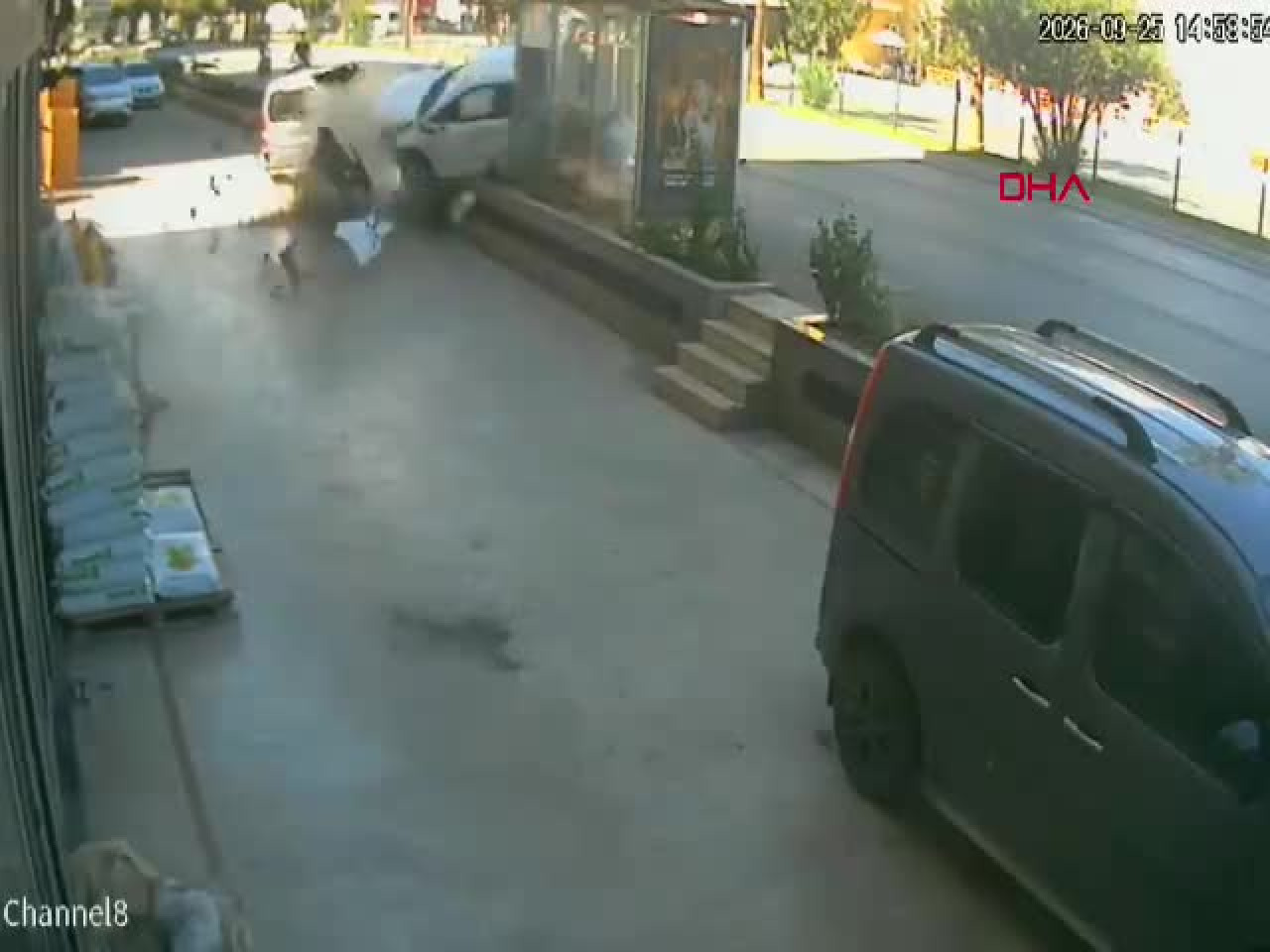 Alanya'da otomobil dehşeti: Yayaya çarptı, ardından otobüs durağına daldı