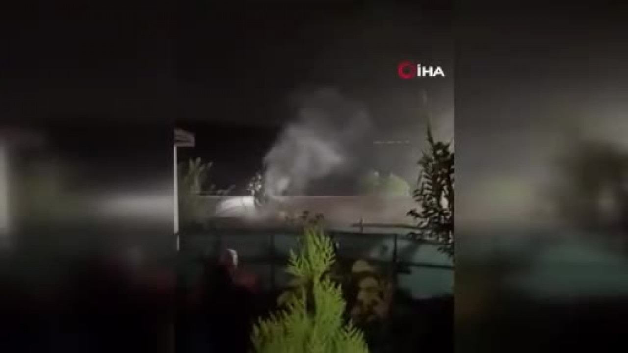 Bursa'da çatı küle döndü! Ekipler içeri girmekte zorlandı...