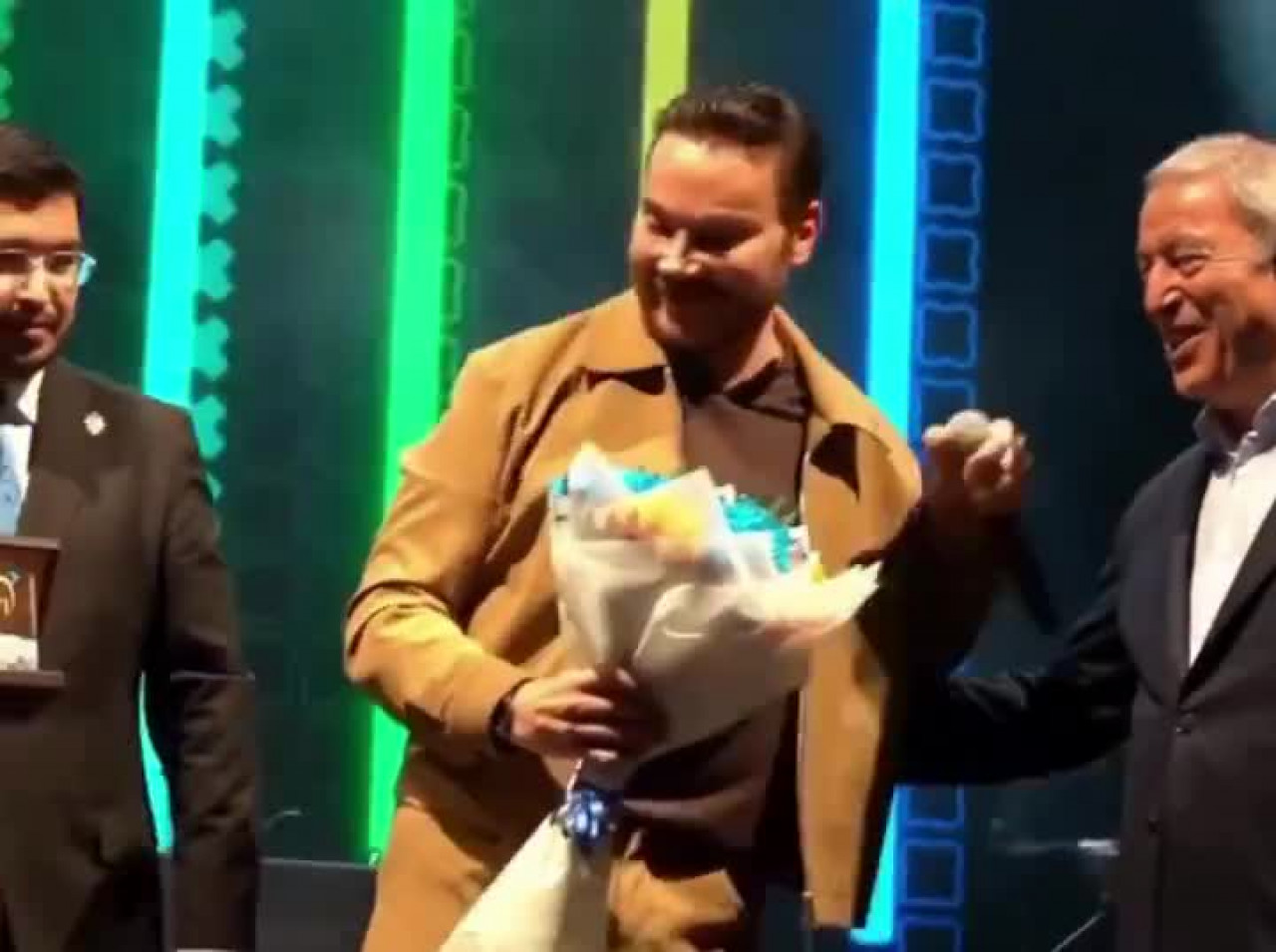 Konserde beklenmedik kaza! Hulusi Akar neye uğradığını şaşırdı