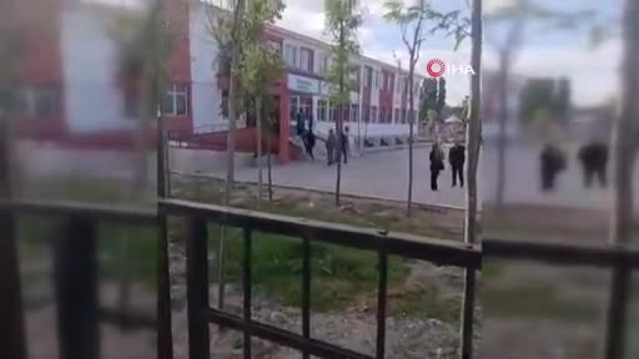 Kız öğrenci okula pompalı tüfekle geldi! Ortalık fena karıştı...