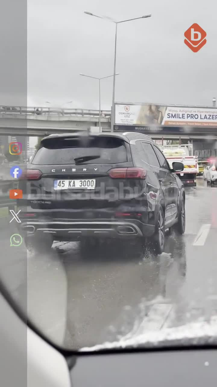 Bursa'da yağış büyük su birikintilerini beraberinde getirdi!