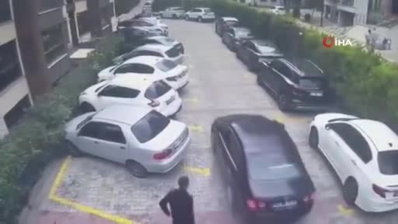 Beylikdüzü'nde sitede park yeri nedeniyle silahlı kavga çıktı, o anlar kamerada