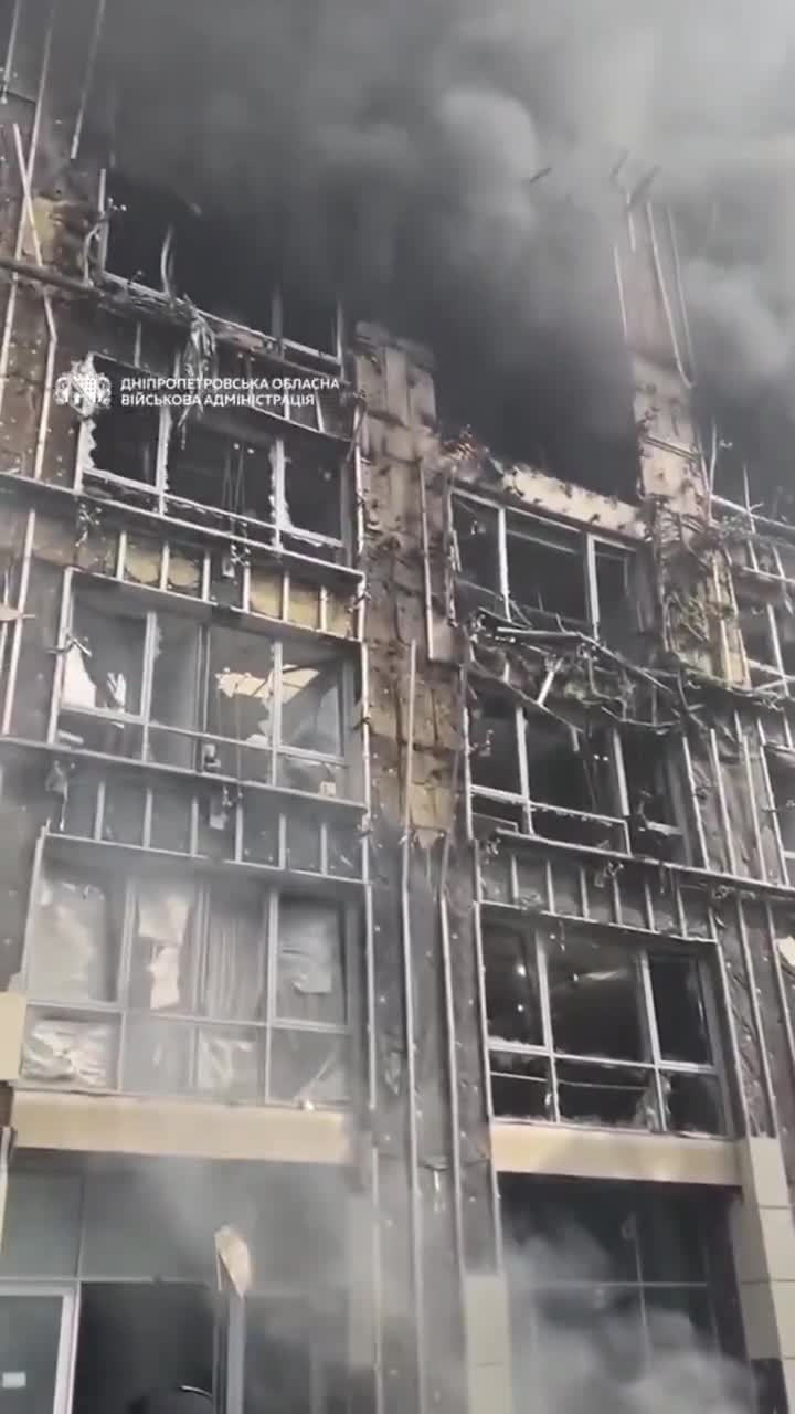İnsanlarla dolu iş merkezini küle çevirdi! Görüntüler korkunç...