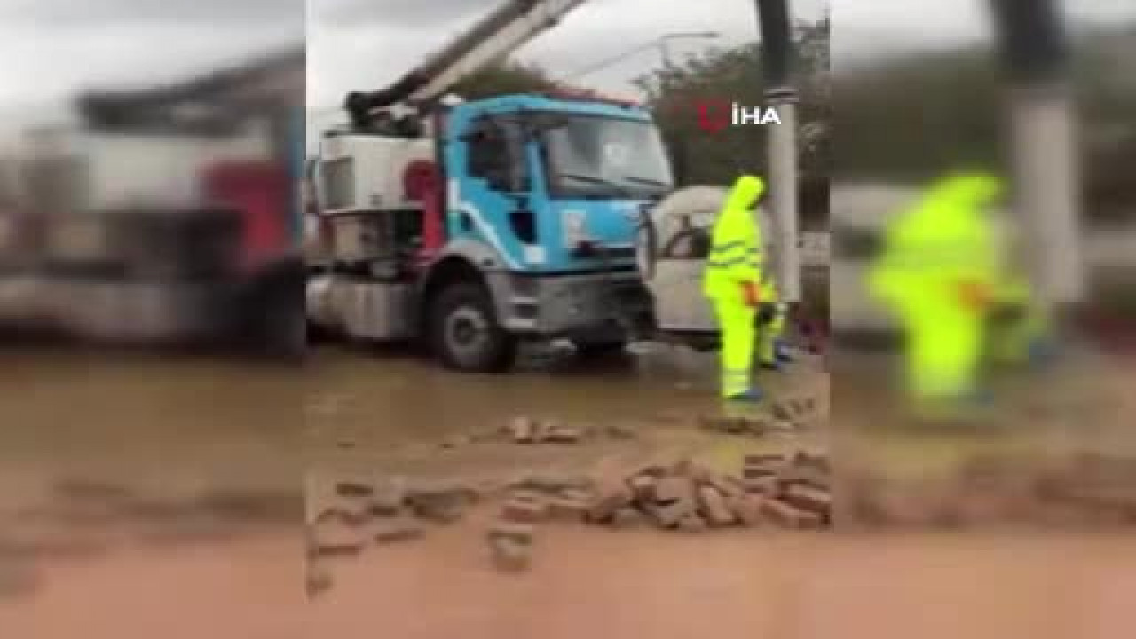 Bursa'da sağanak alarmı! Mahsur kalanlar var, deniz kahverengiye büründü