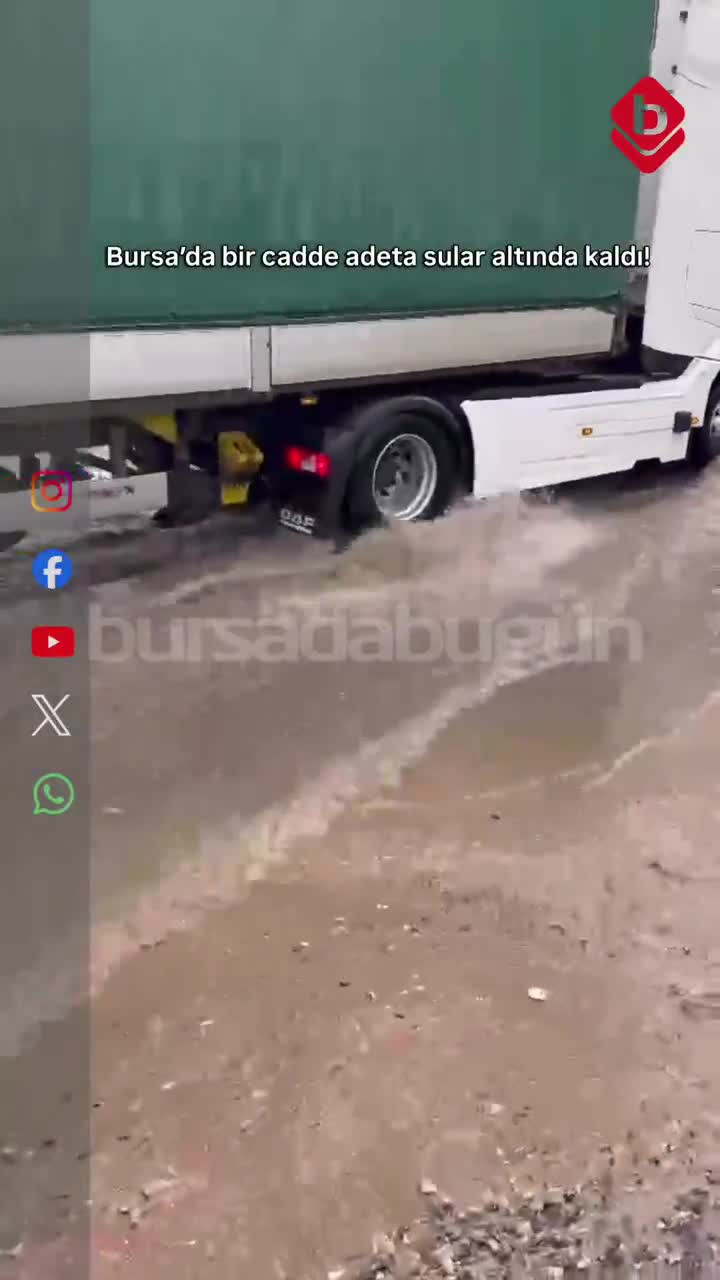 Bursa'da cadde sular altında kaldı!