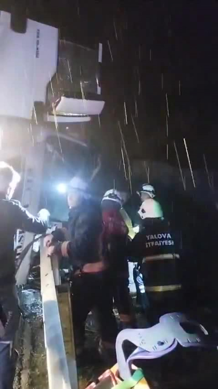 Yağışlı havada kontrolden çıkan asit yüklü tanker devrildi!