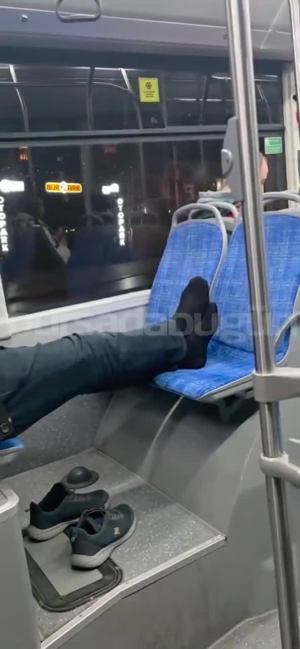 Bursa'da pes dedirten manzara! Otobüsü evin salonuna çevirdi