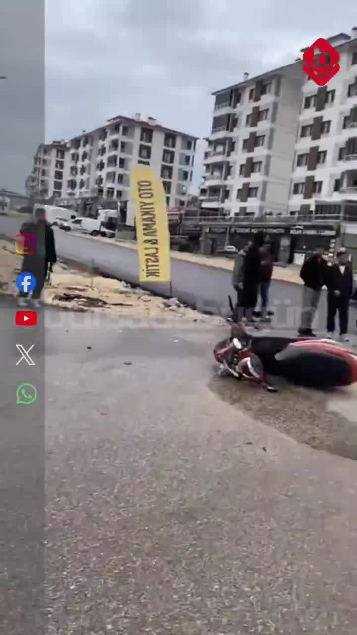 Bursa'da otomobil ve motosiklet çarpıştı! Çevredekiler yardıma koştu