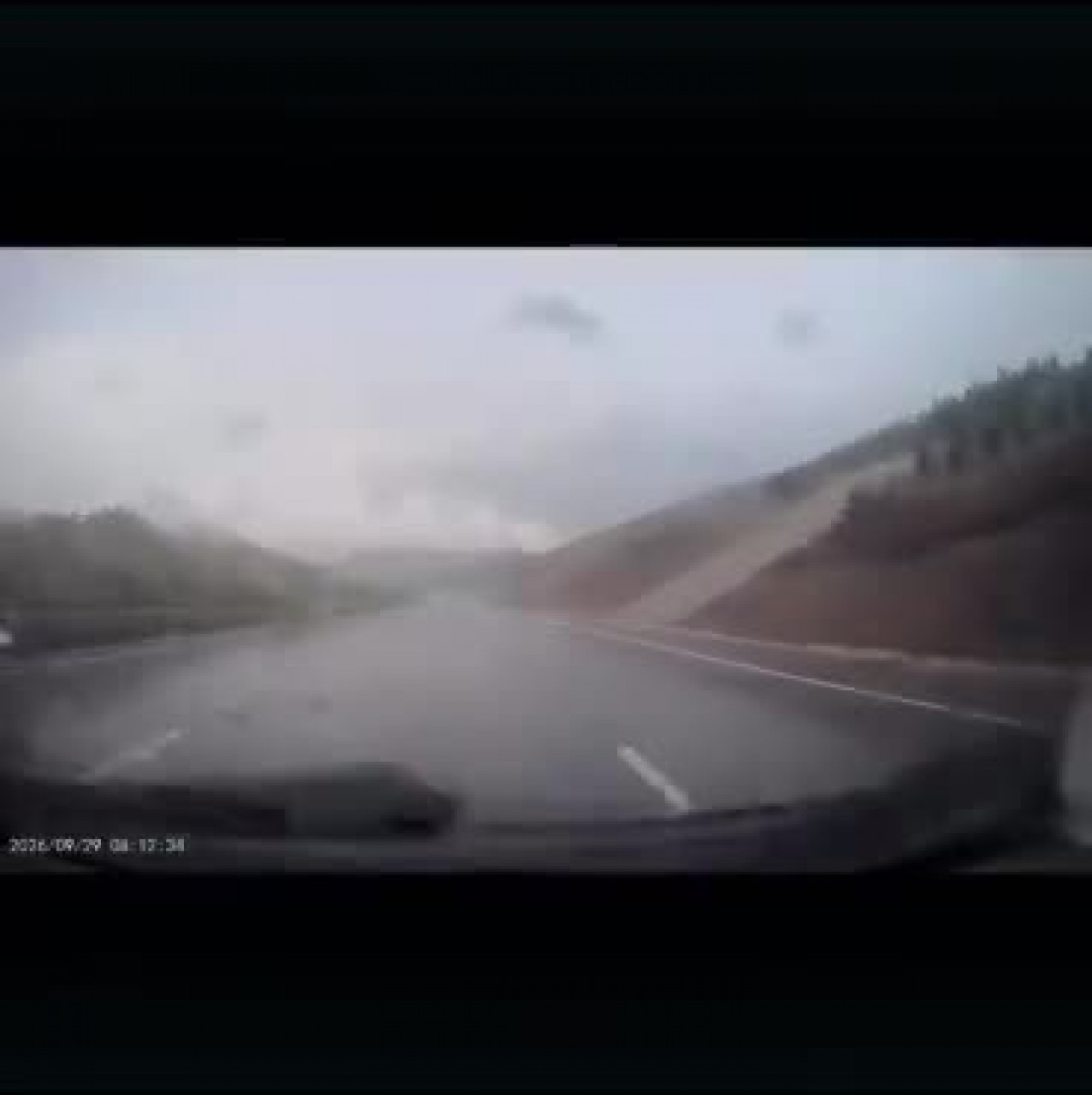 Bursa yolunda sağanak yağış kazaya neden oldu: Otomobil bariyerlere çarpıp yol dışına çıktı!