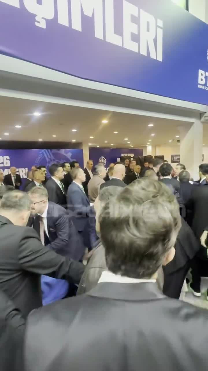Bursa'da kritik seçim olaylı başladı! Fuar alanında oy öncesi masa kavgası...