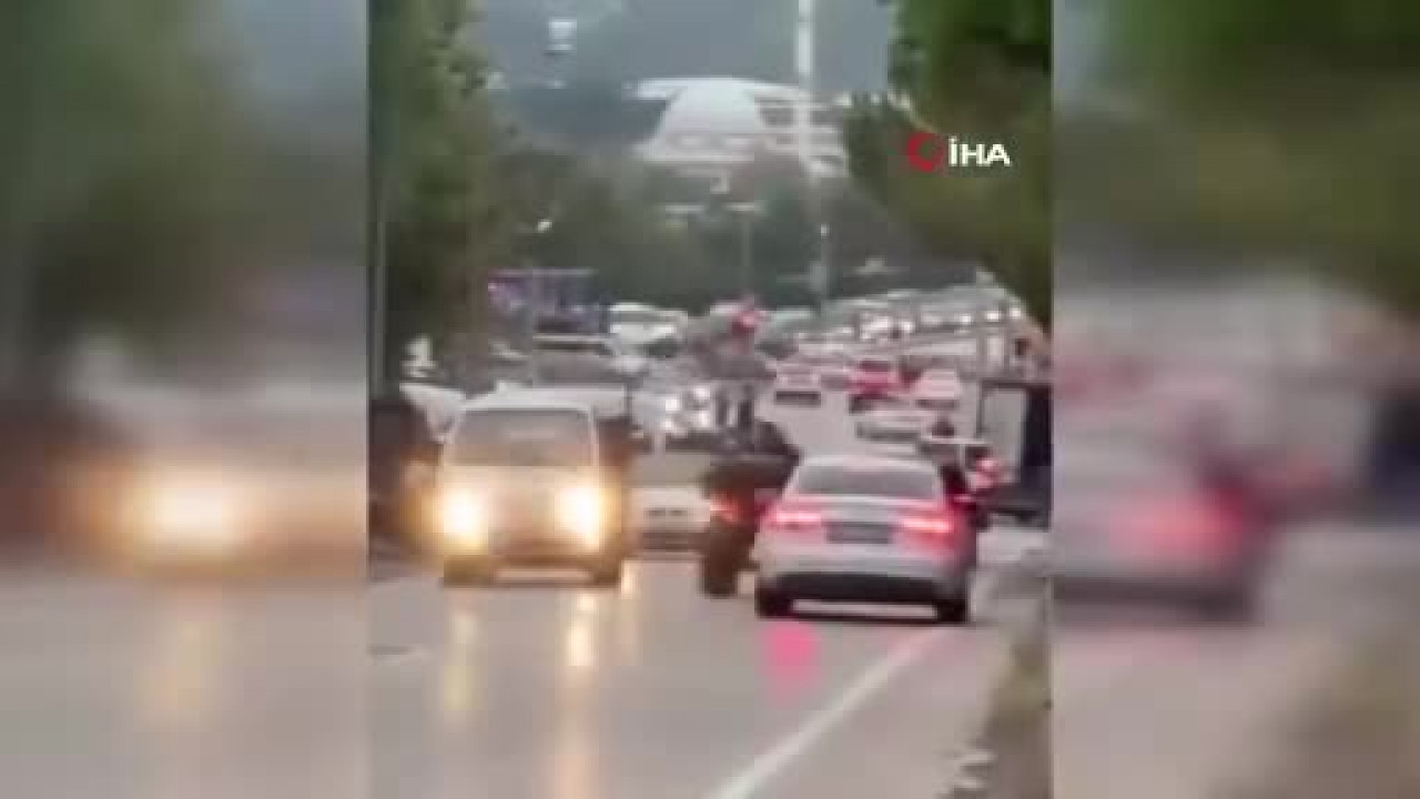 Korna ve selektörlere aldırmadı! Bursa'da akan trafikte tehlikeli şov