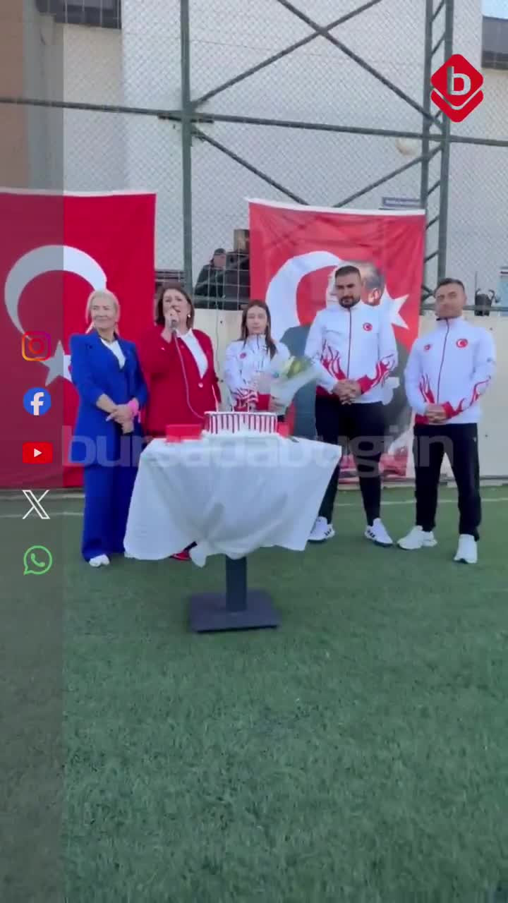 Bursa'nın gururu Aslı Salım'a Yenibağlar'da coşkulu kutlama